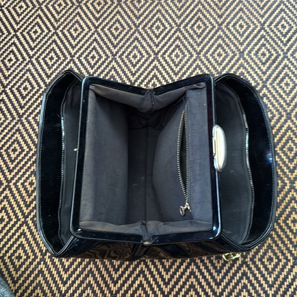 Vintage MEYERS Black Patent Leather Handbag with gold chain handles & clasp - Picture 9 of 11
